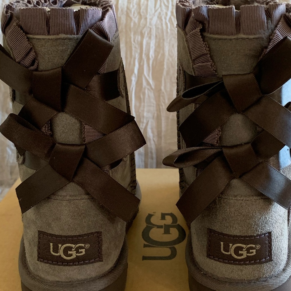 NIB Girl’s UGG Bailey Bow II Suede Boots Size 12